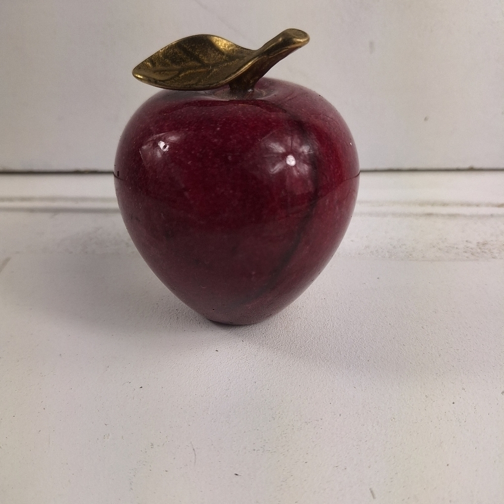 Vintage 1960’s Marble Alabaster Red Apple Paperweight With Brass Leaf Stem - Picture 2 of 10